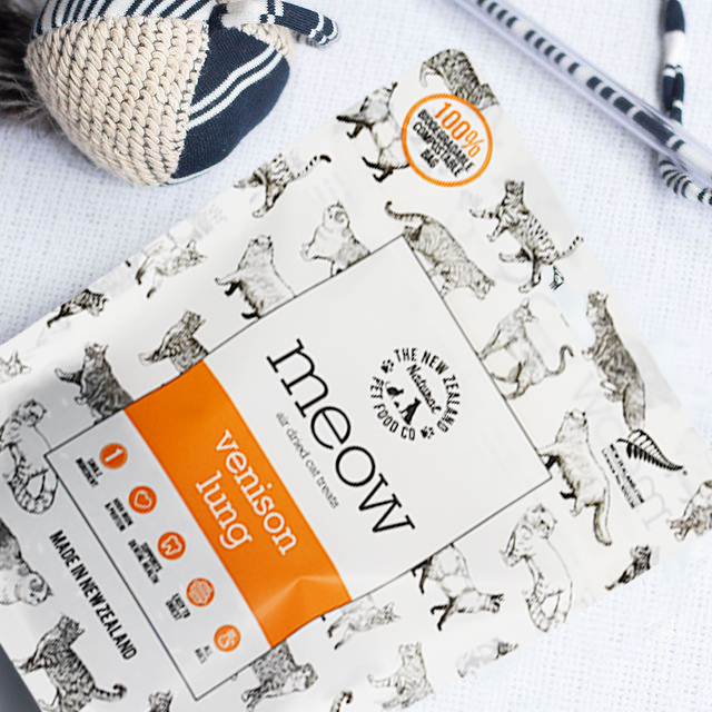 Eco-friendly Recyclable Cat Food Packaging Animal Feed Bag with Hanging Hole